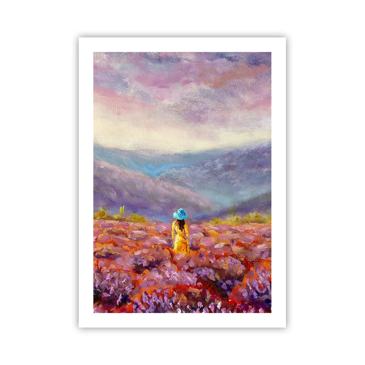 Plakat - Pole lawendy z kobietą w kapeluszu na tle gór - 50x70cm - W lawendowym świecie - Nowoczesna dekoracja ścienna do salonu, kuchni i sypialni ARTTOR
