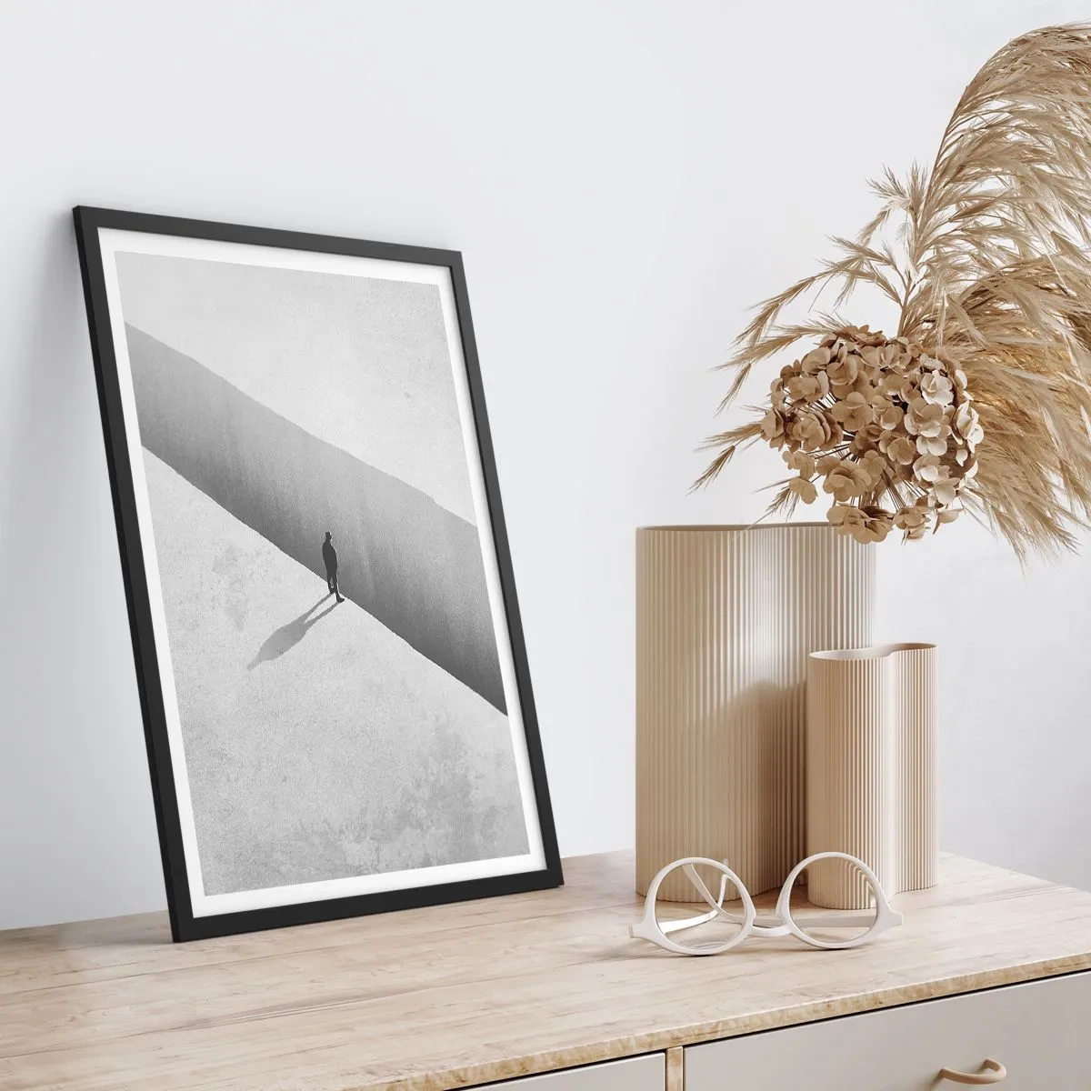 Plakat w czarnej ramie - Postać stojąca nad przepaścią w monochromatycznej scenerii - 50x70cm - Jasny cel - Nowoczesna dekoracja ścienna do salonu i sypialni ARTTOR