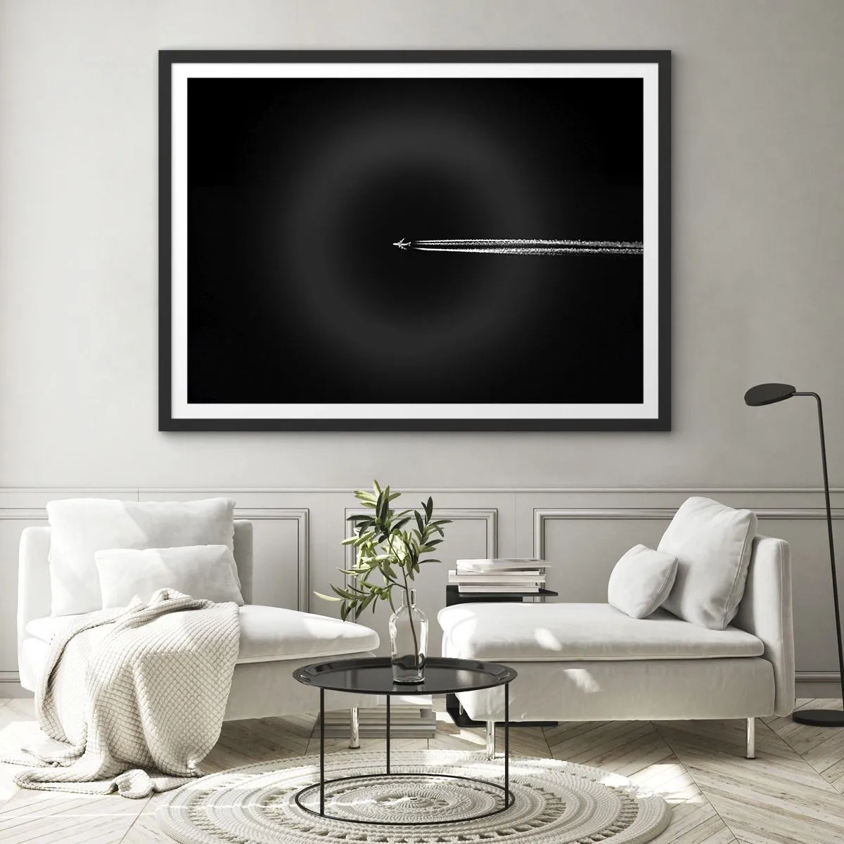 Plakat w czarnej ramie - Samolot odrzutowy z widoczną smugą na czarnym tle - 70x50cm - W inny wymiar - Nowoczesna dekoracja ścienna do salonu i sypialni ARTTOR