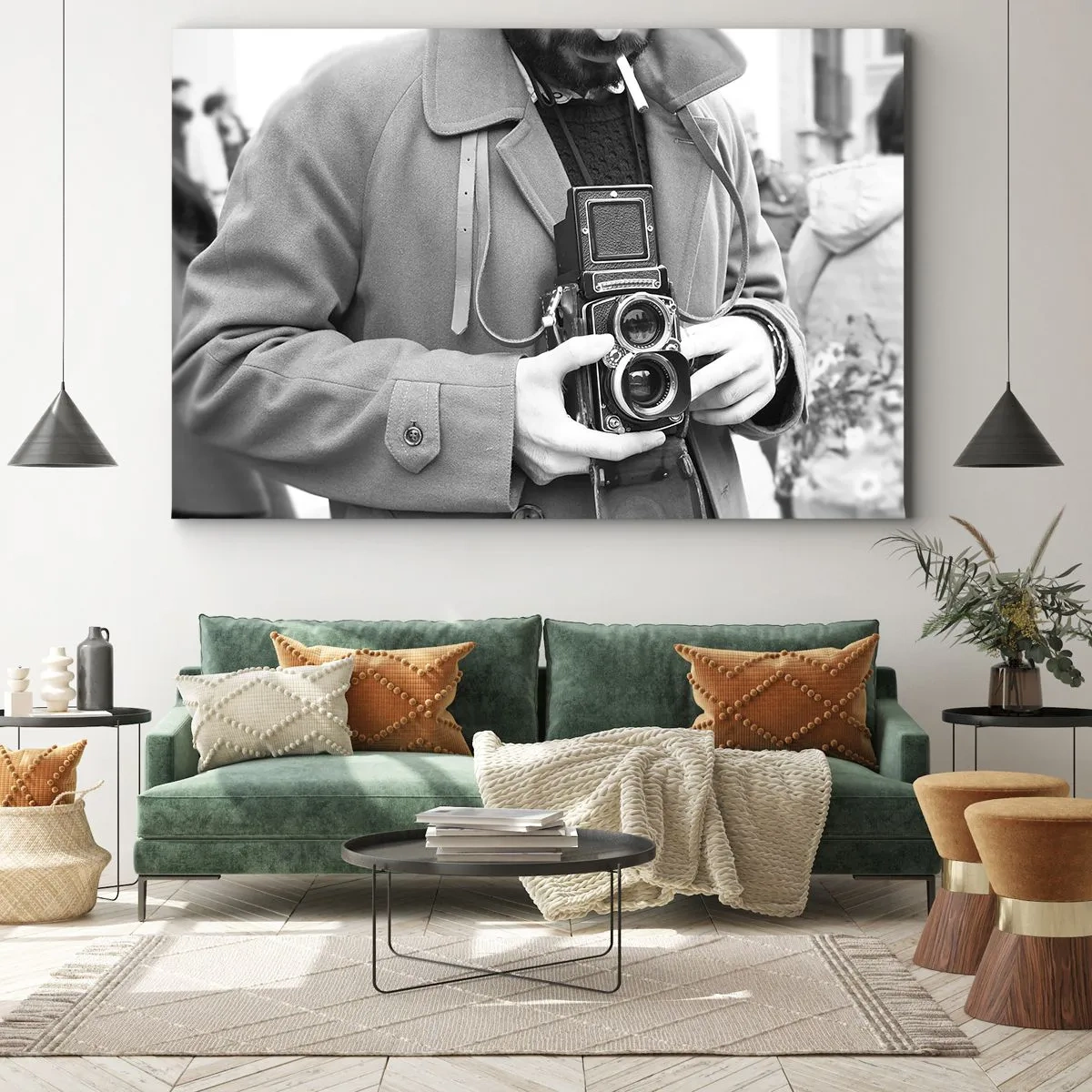 Obraz na płótnie - Czarno-białe zdjęcie mężczyzny z aparatem retro - 70x50cm - W stylu retro - Nowoczesna dekoracja ścienna do salonu i sypialni ARTTOR