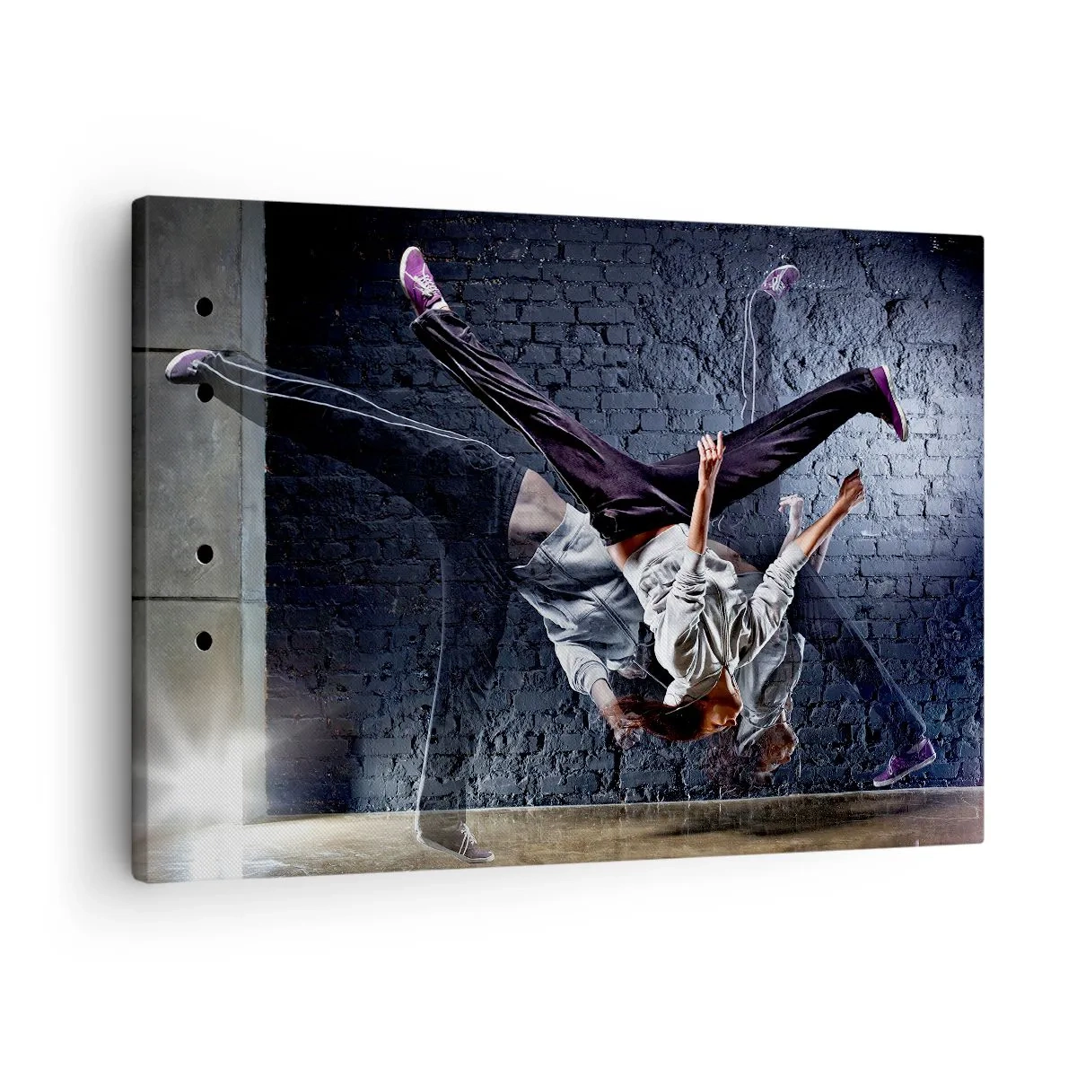 Obraz na płótnie - Tancerz w dynamicznym skoku na tle ściany z cegieł - 70x50cm - Gwiazda ulicy - Nowoczesna dekoracja ścienna do salonu i sypialni ARTTOR