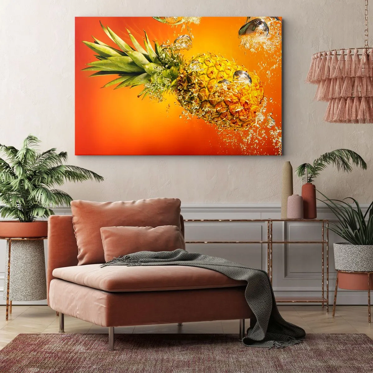 Obraz na płótnie - Ananas zanurzony w wodzie na tle pomarańczowego gradientu - 70x50cm - Tropikalna soczysta świeżość - Nowoczesna dekoracja ścienna do salonu i sypialni ARTTOR