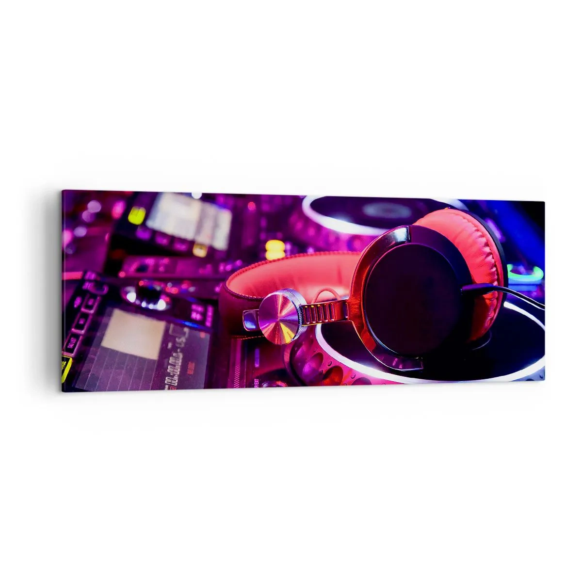 Obraz na płótnie - Słuchawki DJ na konsolecie w neonowym oświetleniu - 140x50cm - Zanim się zacznie zabawa - Nowoczesna dekoracja ścienna do salonu i sypialni ARTTOR