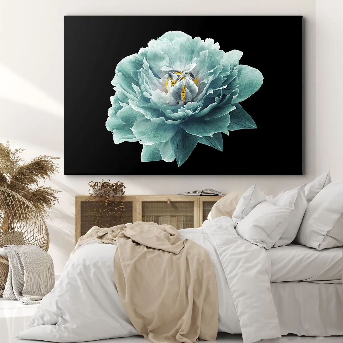 Obraz na płótnie - Turkusowy kwiat piwonii na czarnym tle - 100x70cm - Płatki błękitne i złote - Nowoczesna dekoracja ścienna do salonu, kuchni i sypialni ARTTOR
