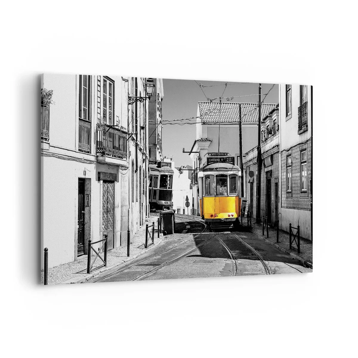 Obraz na płótnie - Żółty tramwaj na ulicach Lizbony w monochromatycznej scenerii - 120x80cm - Duch Lizbony - Nowoczesna dekoracja ścienna do salonu, kuchni i sypialni ARTTOR