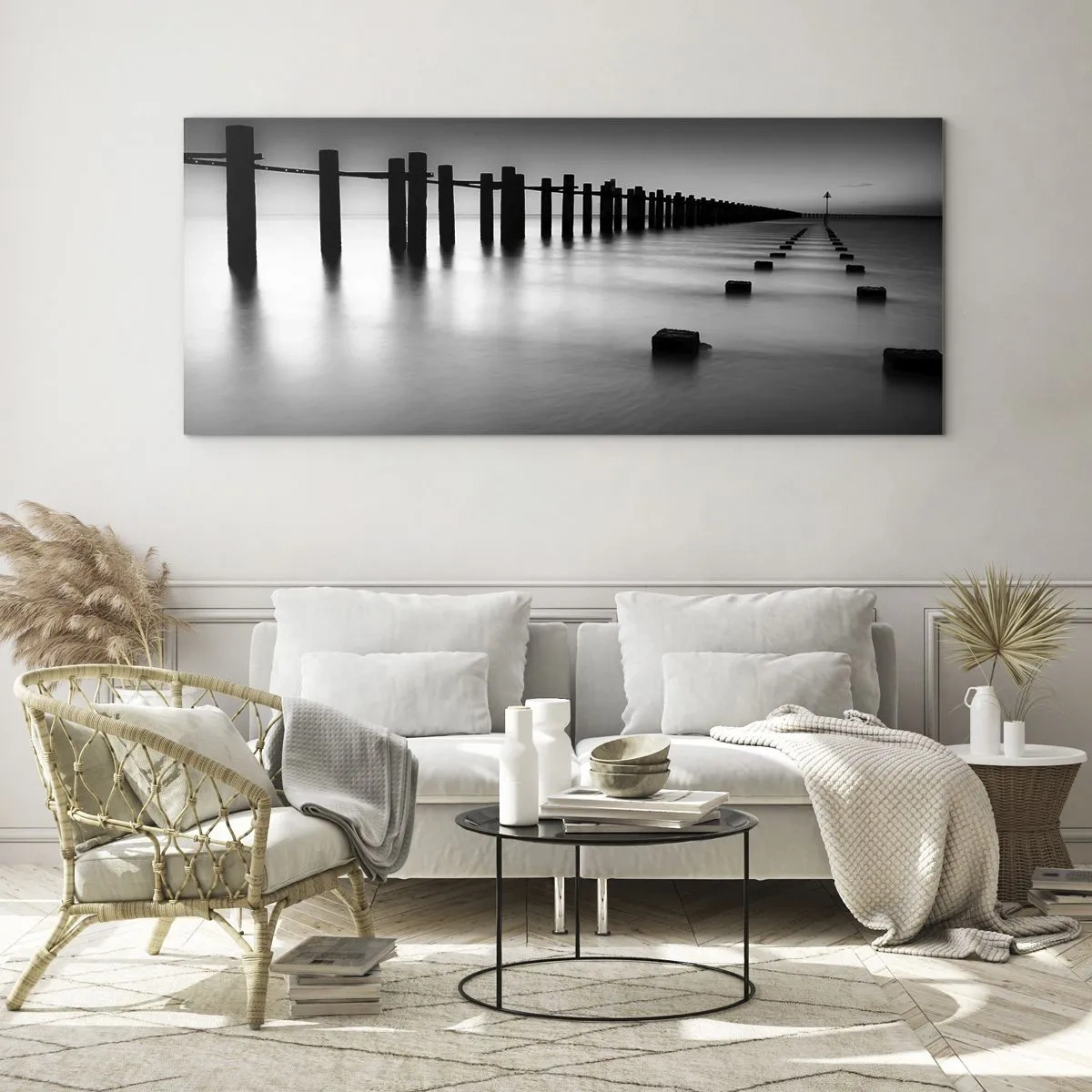 Obraz na szkle - Drewniane pale i betonowe bloki zanurzone w wodzie w czarno-białej tonacji - 160x50cm - Szara dal we mgle - Nowoczesna dekoracja ścienna do salonu i sypialni ARTTOR