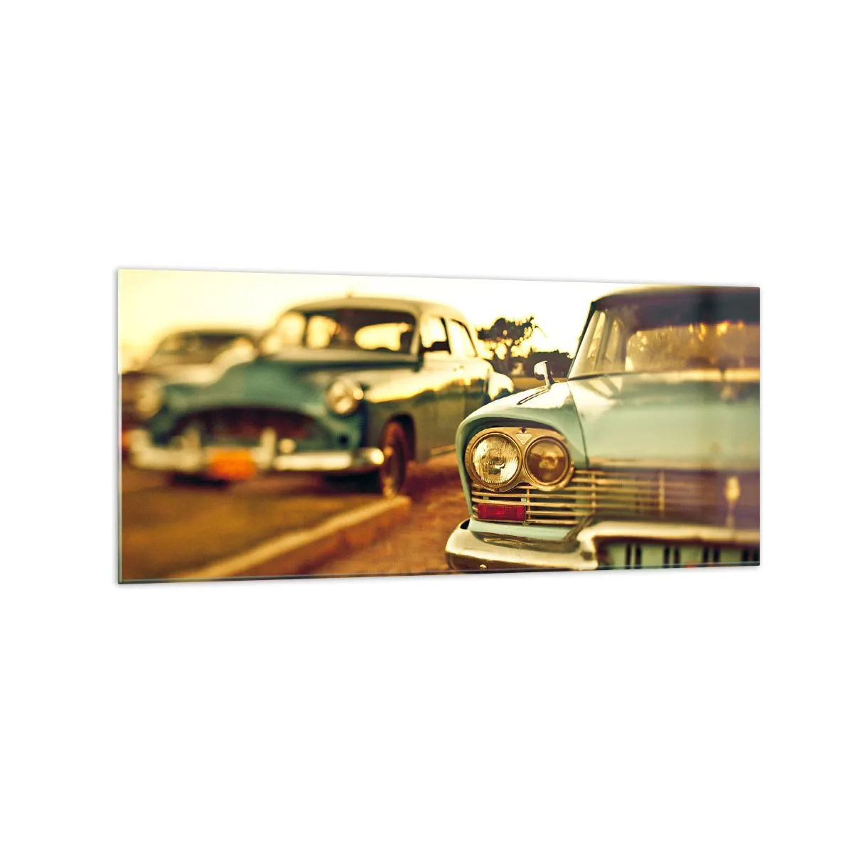 Obraz na szkle - Klasyczne samochody w ciepłym świetle zachodu - 120x50cm - Poczekamy, zobaczymy - Nowoczesna dekoracja ścienna do salonu i sypialni ARTTOR