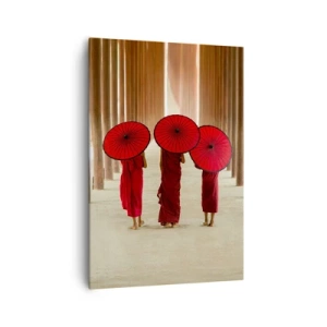 Obraz na płótnie - Trzej mnisi z czerwonymi parasolami w tradycyjnej architekturze - 70x100cm - W drodze do Czystej Krainy - Nowoczesna dekoracja ścienna do salonu i sypialni ARTTOR