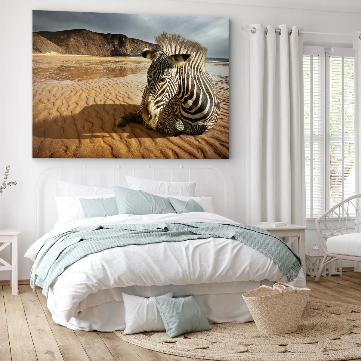 Obraz na płótnie - Zebra odpoczywająca na piaszczystej plaży z klifami w tle - 100x70cm - Pasujemy do siebie - Nowoczesna dekoracja ścienna do salonu, kuchni i sypialni ARTTOR
