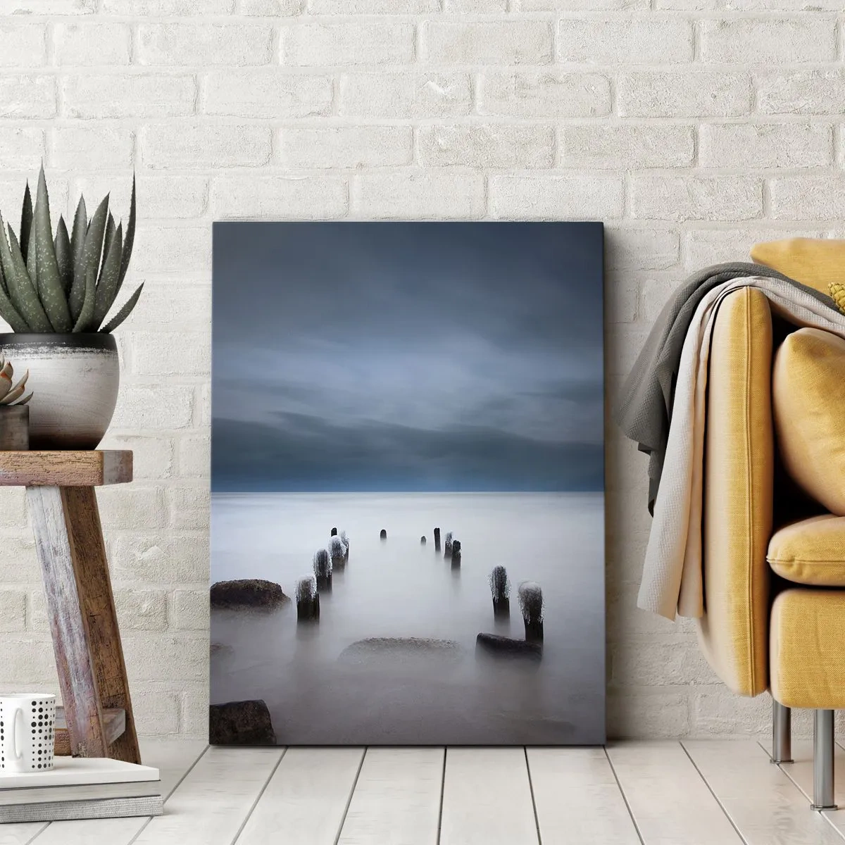 Obraz na płótnie - Drewniane pale w morzu pod zachmurzonym niebem - 50x70cm - Zamyślone jezioro - Nowoczesna dekoracja ścienna do salonu, kuchni i sypialni ARTTOR