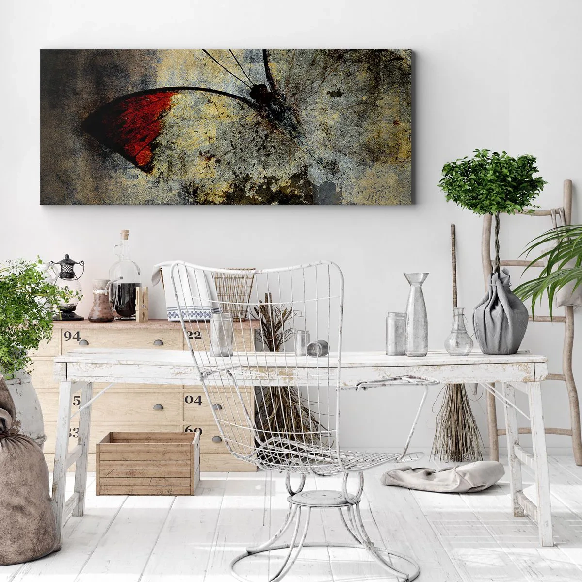 Obraz na płótnie - Motyl w odcieniach czerwieni i szarości na teksturowanym tle - 140x50cm - Patrz, zanim zniknę - Nowoczesna dekoracja ścienna do salonu i sypialni ARTTOR