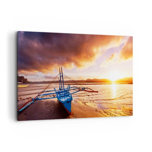 Obraz na płótnie - Niebieska łódź na plaży o zachodzie słońca - 100x70cm - Po całym dniu wyciągnąć się na piasku - Nowoczesna dekoracja ścienna do salonu, kuchni i sypialni ARTTOR