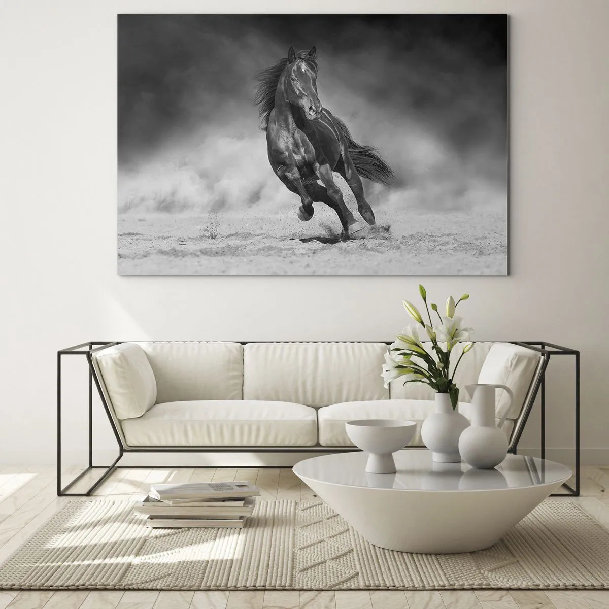 Obraz na szkle - Czarny koń galopujący po piasku w czarno-białej tonacji - 70x50cm - Godny samego emira - Nowoczesna dekoracja ścienna do salonu i sypialni ARTTOR