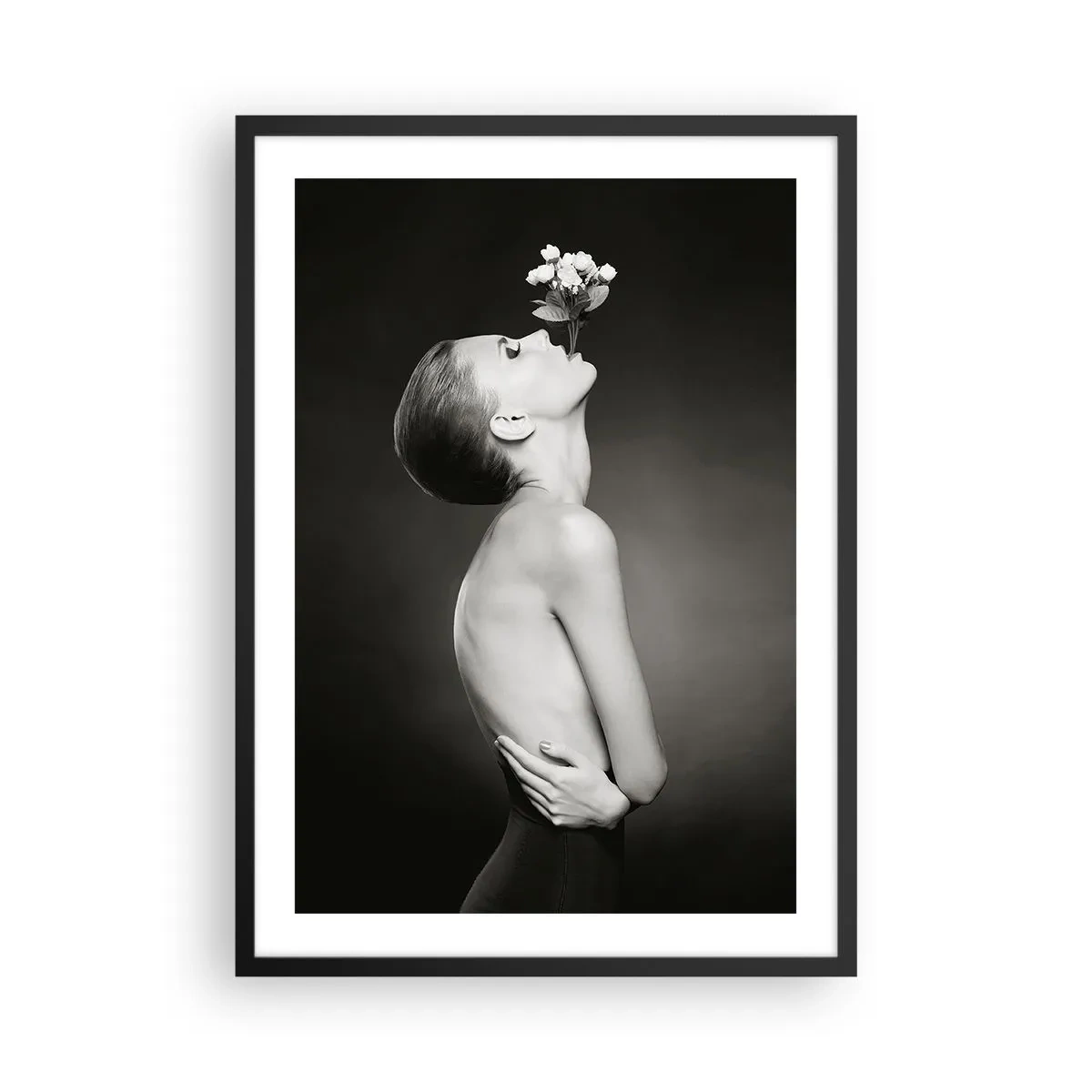 Plakat w czarnej ramie - Czarno-biały portret kobiety z kwiatami - 50x70cm - Ekscentryczna elegancja - Nowoczesna dekoracja ścienna do salonu i sypialni ARTTOR