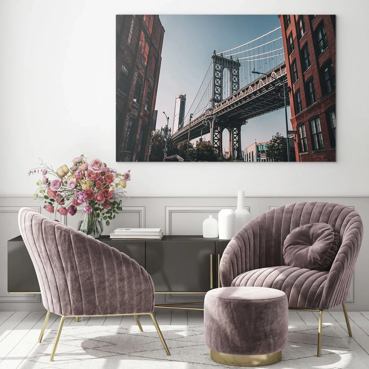 Obraz na szkle - Most wiszący między ceglastymi budynkami w miejskim otoczeniu - 70x50cm - Nad falami miasta - Nowoczesna dekoracja ścienna do salonu i sypialni ARTTOR