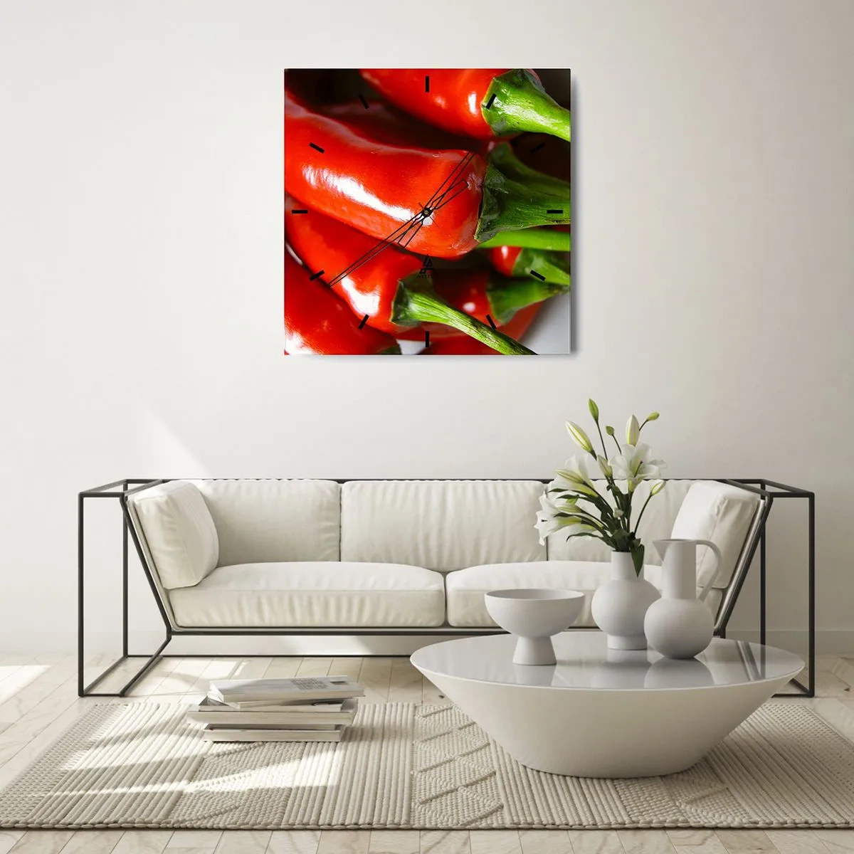 Zegar ścienny - Zbliżenie na czerwone papryczki chili z zielonymi ogonkami - 30x30cm - Soczyste, błyszczące, gładkie - Nowoczesna dekoracja ścienna do salonu i sypialni ARTTOR