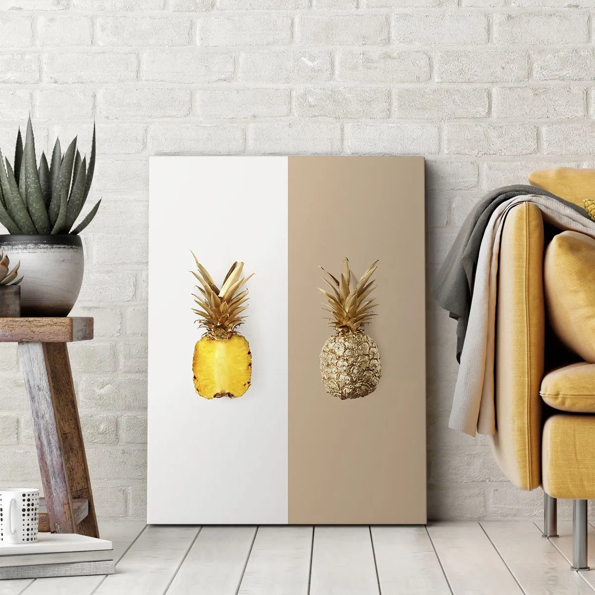 Obraz na płótnie - Dwa ananasy na podzielonym tle, jeden złoty, drugi przekrojony - 50x70cm - Ananas dla nas - Nowoczesna dekoracja ścienna do salonu, kuchni i sypialni ARTTOR