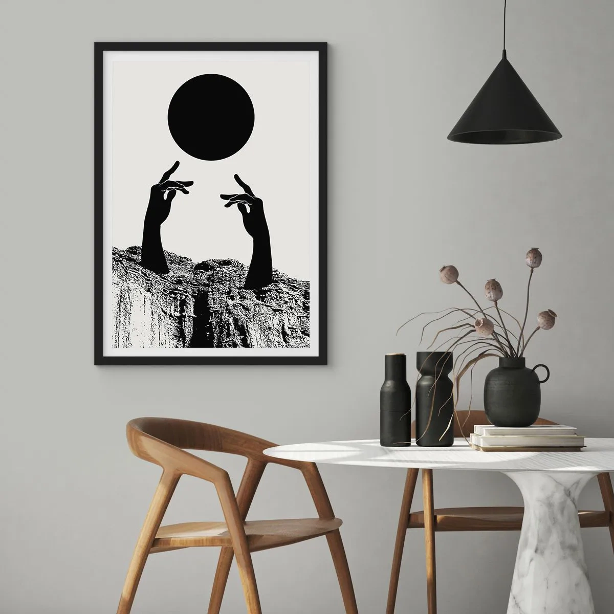 Plakat w czarnej ramie - Symboliczne dłonie sięgające po czarną kulę na tle skał - 50x70cm - Kompozycja surrealistyczna: słońce i reszta - Nowoczesna dekoracja ścienna do salonu i sypialni ARTTOR