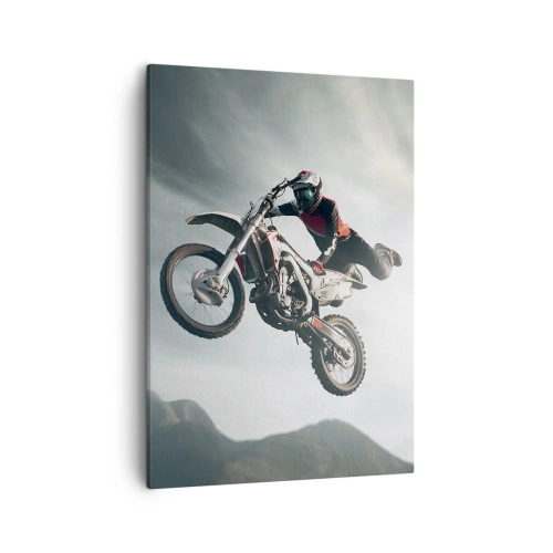 Obraz na płótnie - Motocyklista wykonujący akrobatyczny skok na tle gór - 50x70cm - Nie ma zabawy bez ryzyka - Nowoczesna dekoracja ścienna do salonu, kuchni i sypialni ARTTOR