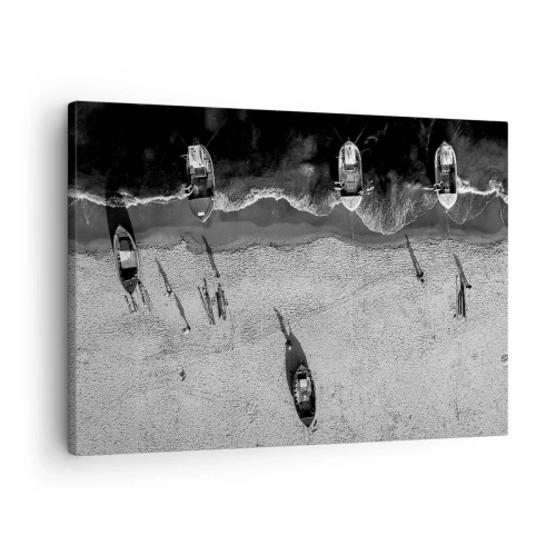 Obraz na płótnie - Czarno-biały widok łodzi na plaży z lotu ptaka - 70x50cm - Jeszcze na brzegu… - Nowoczesna dekoracja ścienna do salonu i sypialni ARTTOR