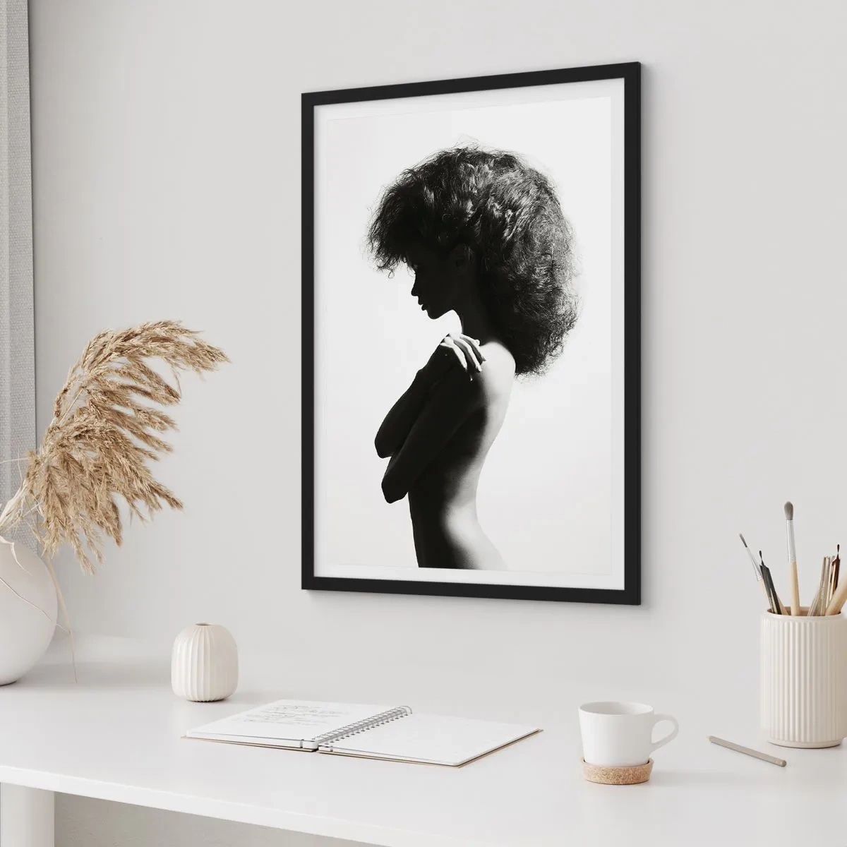 Plakat w czarnej ramie - Profil kobiety w czarno-białej eleganckiej fotografii - 50x70cm - Jak kwiat na smukłej łodydze - Nowoczesna dekoracja ścienna do salonu i sypialni ARTTOR