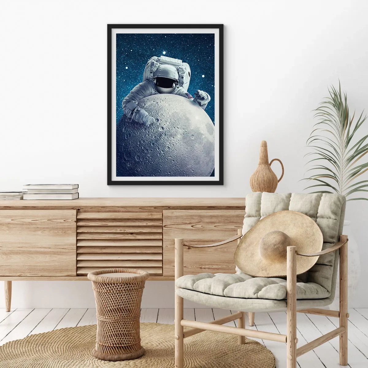 Plakat w czarnej ramie - Astronauta trzymający fragment Księżyca na tle gwiaździstego nieba - 50x70cm - Kosmiczny żartowniś - Nowoczesna dekoracja ścienna do salonu i sypialni ARTTOR