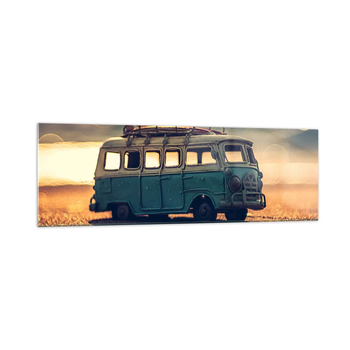 Obraz na szkle - Retro autobus na tle rozmytego światła - 160x50cm - Koniec bożków: pieniądza i pracy - Nowoczesna dekoracja ścienna do salonu i sypialni ARTTOR