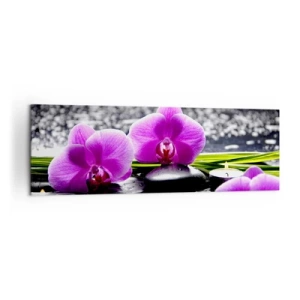 Obraz na płótnie - Fioletowe orchidee na tle kamieni i świeczek w relaksacyjnej scenerii - 160x50cm - Utonąć w ciszy i spokoju - Nowoczesna dekoracja ścienna do salonu i sypialni ARTTOR