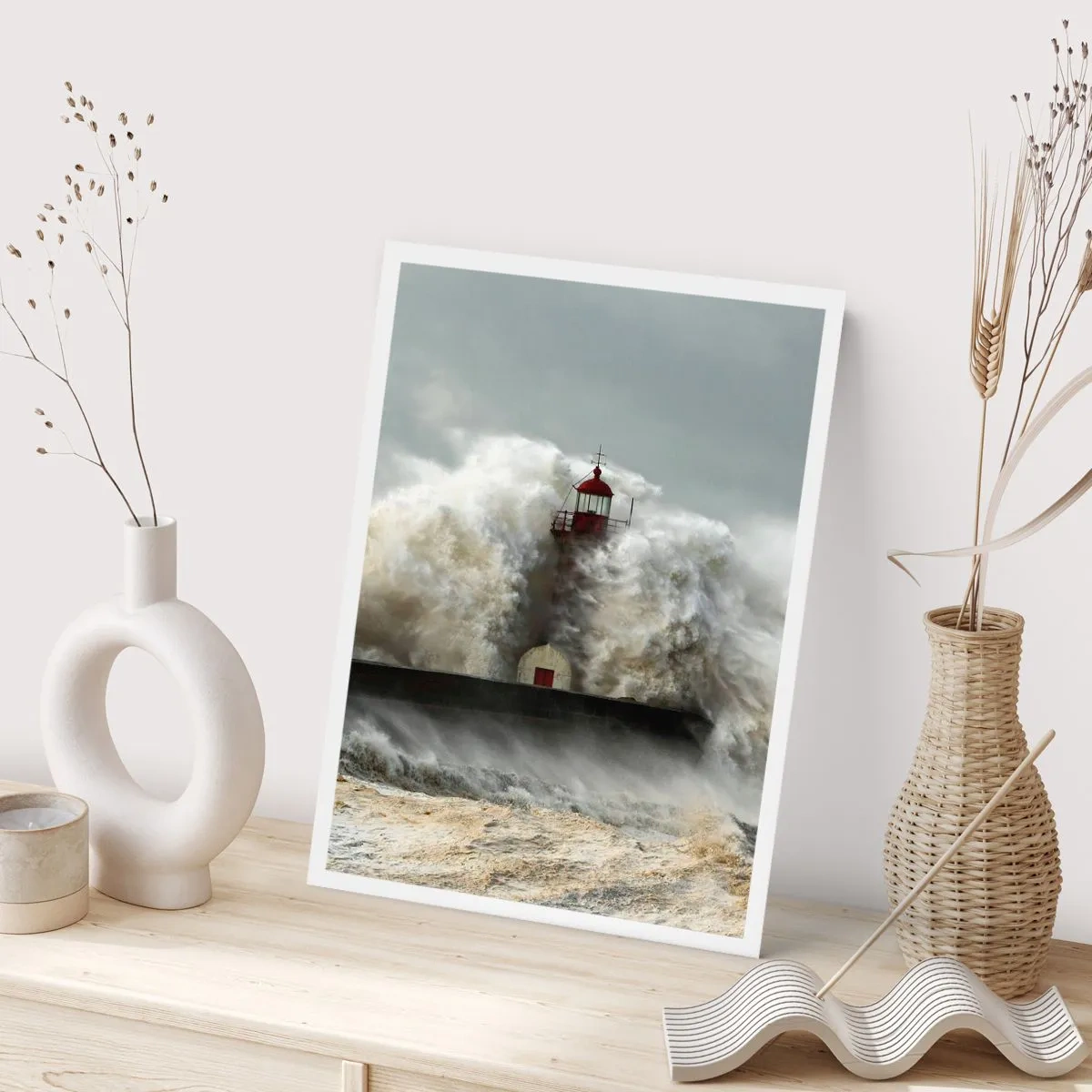 Plakat - Latarnia morska otoczona wzburzonymi falami - 50x70cm - Gniew oceanu - Nowoczesna dekoracja ścienna do salonu, kuchni i sypialni ARTTOR