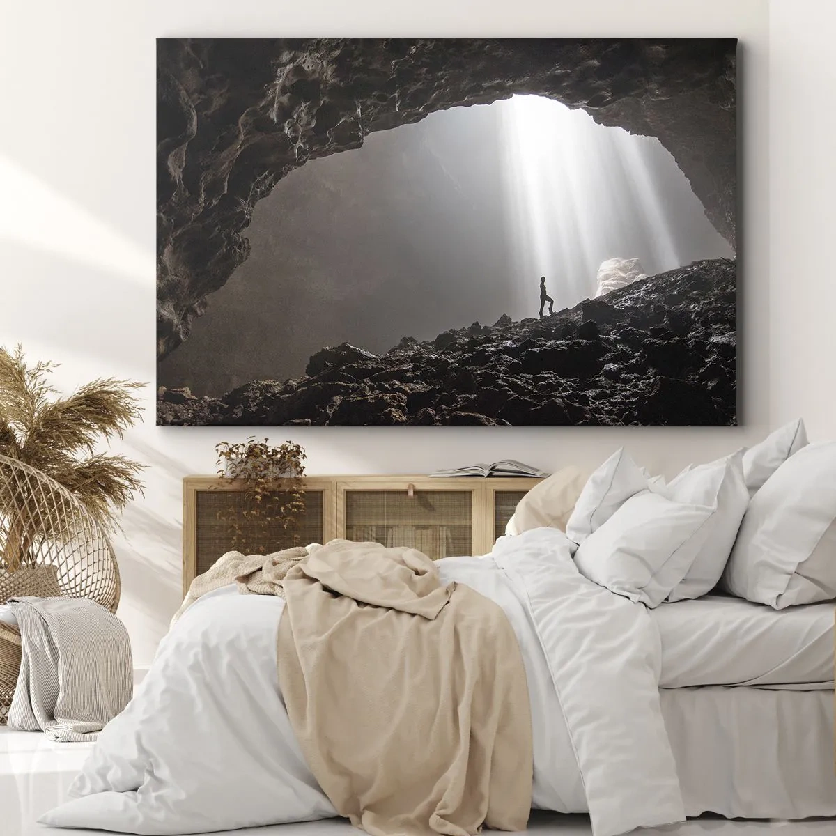 Obraz na płótnie - Postać w jaskini oświetlonej promieniami światła - 70x50cm - Świetlista grota - Nowoczesna dekoracja ścienna do salonu i sypialni ARTTOR