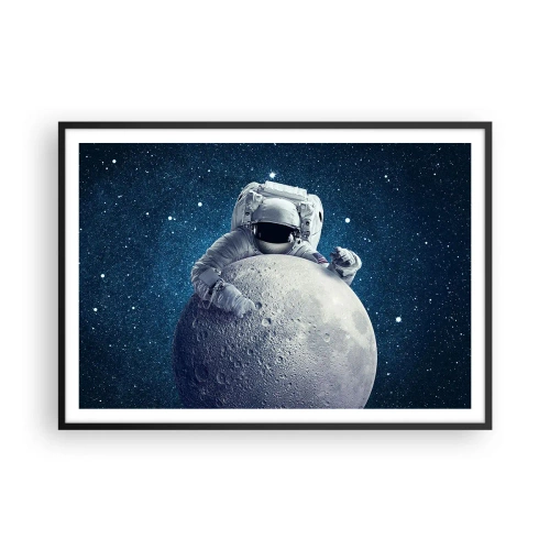 Plakat w czarnej ramie - Astronauta trzymający księżyc na tle rozgwieżdżonego nieba - 100x70cm - Kosmiczny żartowniś - Nowoczesna dekoracja ścienna do salonu i sypialni ARTTOR