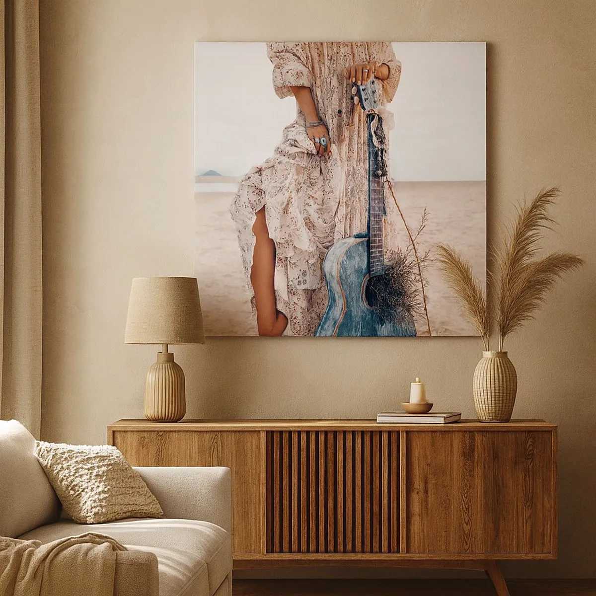 Obraz na płótnie - Kobieta w stylu boho z gitarą na plaży - 70x50cm - Dzieci kwiaty w drodze - Nowoczesna dekoracja ścienna do salonu i sypialni ARTTOR