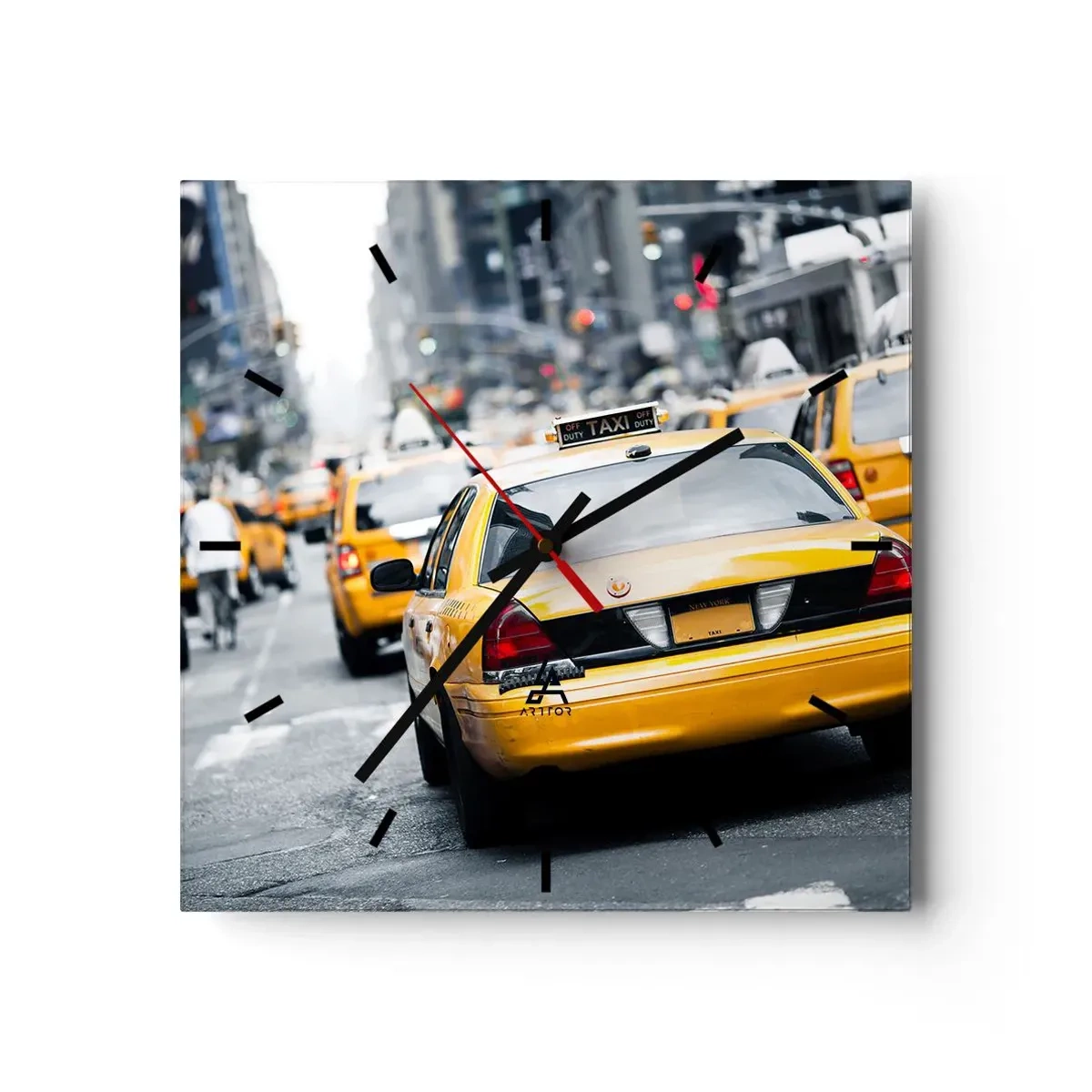 Zegar ścienny - Żółte taksówki na ruchliwej ulicy miejskiej w centrum metropolii - 30x30cm - Tylko w tym mieście - Nowoczesna dekoracja ścienna do salonu i sypialni ARTTOR