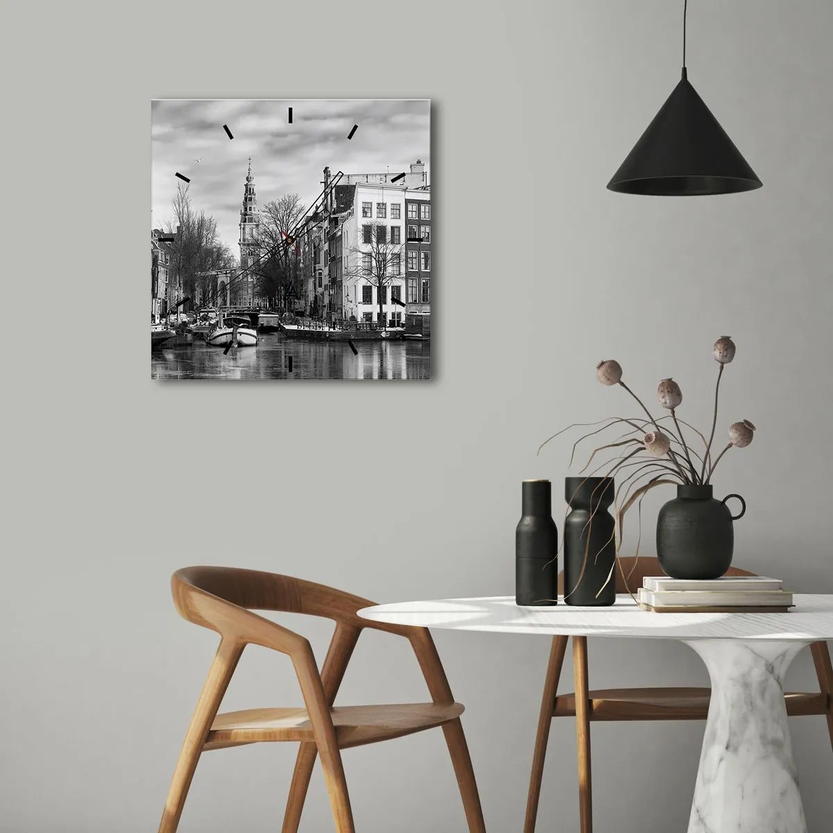 Zegar ścienny - Czarno-biała panorama Amsterdamu z kanałem i zabytkowymi budynkami - 30x30cm - Amsterdamskie klimaty - Nowoczesna dekoracja ścienna do salonu i sypialni ARTTOR