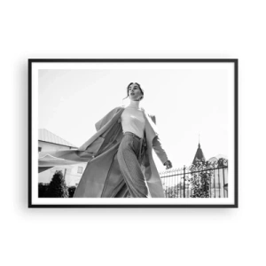Plakat w czarnej ramie - Stylowa kobieta w płaszczu na tle architektury w czerni i bieli - 100x70cm - Idziesz ze mną? - Nowoczesna dekoracja ścienna do salonu i sypialni ARTTOR