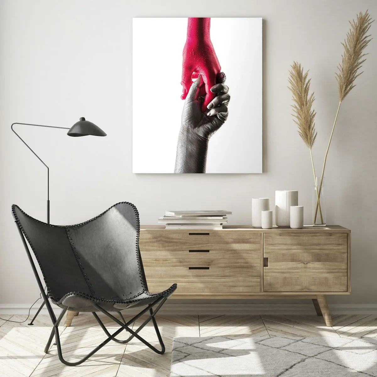 Obraz na szkle - Zbliżenie na dwie ręce, jedna w czerni, druga w czerwieni, trzymające się nawzajem - 50x70cm - Razem, choć inni - Nowoczesna dekoracja ścienna do salonu, kuchni i sypialni ARTTOR