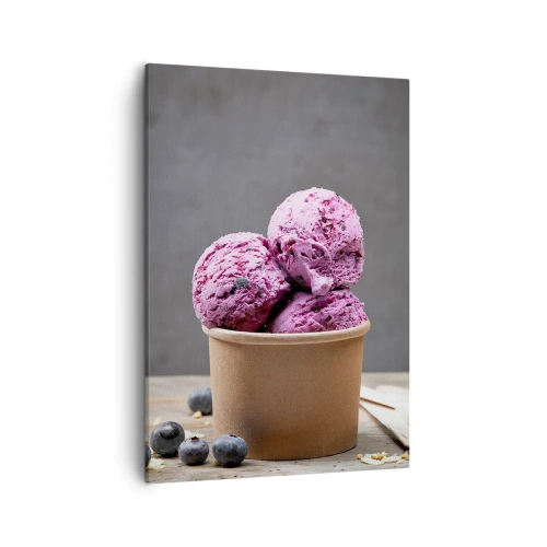 Obraz na płótnie - Trzy gałki jagodowych lodów w papierowym kubeczku - 50x70cm - Słodycz i chłód - Nowoczesna dekoracja ścienna do salonu, kuchni i sypialni ARTTOR