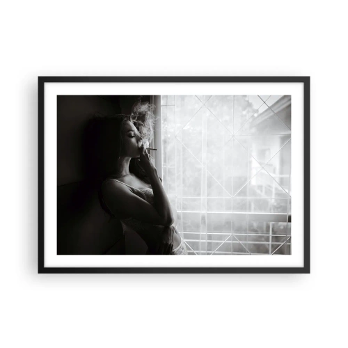 Plakat w czarnej ramie - Kobieta w zmysłowej pozie w czarno-białej fotografii - 70x50cm - Zmysłowa chwila - Nowoczesna dekoracja ścienna do salonu i sypialni ARTTOR