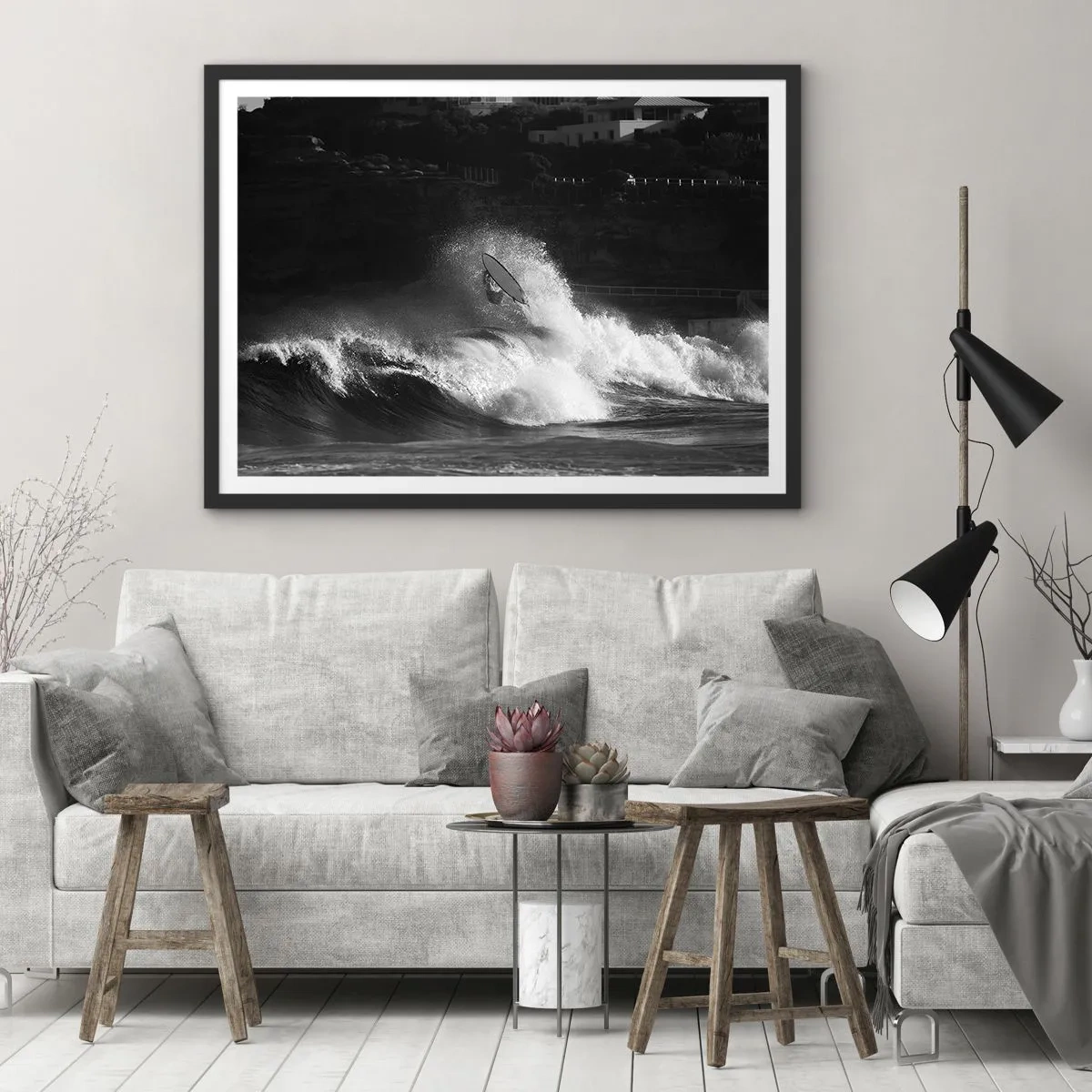 Plakat w czarnej ramie - Surfer na fali w monochromatycznym ujęciu - 70x50cm - Wyzwanie przyjęte! - Nowoczesna dekoracja ścienna do salonu i sypialni ARTTOR