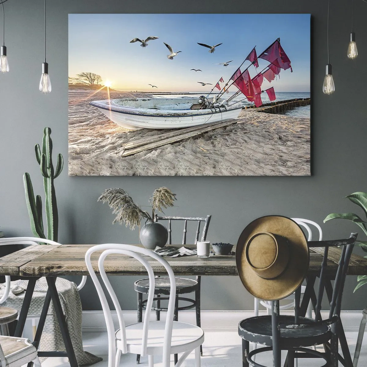Obraz na płótnie - Łódka na plaży o świcie z mewami i czerwonymi flagami - 70x50cm - Zasłużony odpoczynek - Nowoczesna dekoracja ścienna do salonu i sypialni ARTTOR
