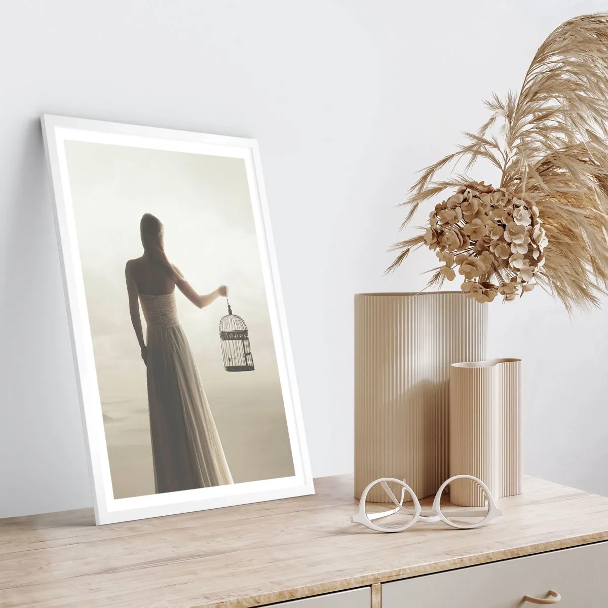 Plakat w białej ramie - Bądź wolna - 30x40 cm