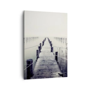Obraz na płótnie - Drewniany pomost prowadzący w głąb mglistego jeziora - 50x70cm - Zanurz się w spokoju - Nowoczesna dekoracja ścienna do salonu, kuchni i sypialni ARTTOR