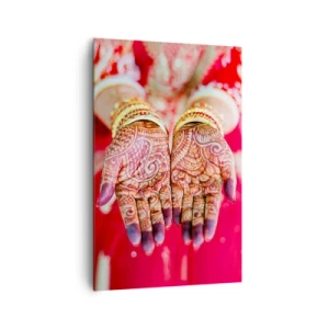 Obraz na płótnie - Ozdobione dłonie z henną na tle czerwonej sukni - 80x120cm - Gotowa złapać szczęście - Nowoczesna dekoracja ścienna do salonu i sypialni ARTTOR
