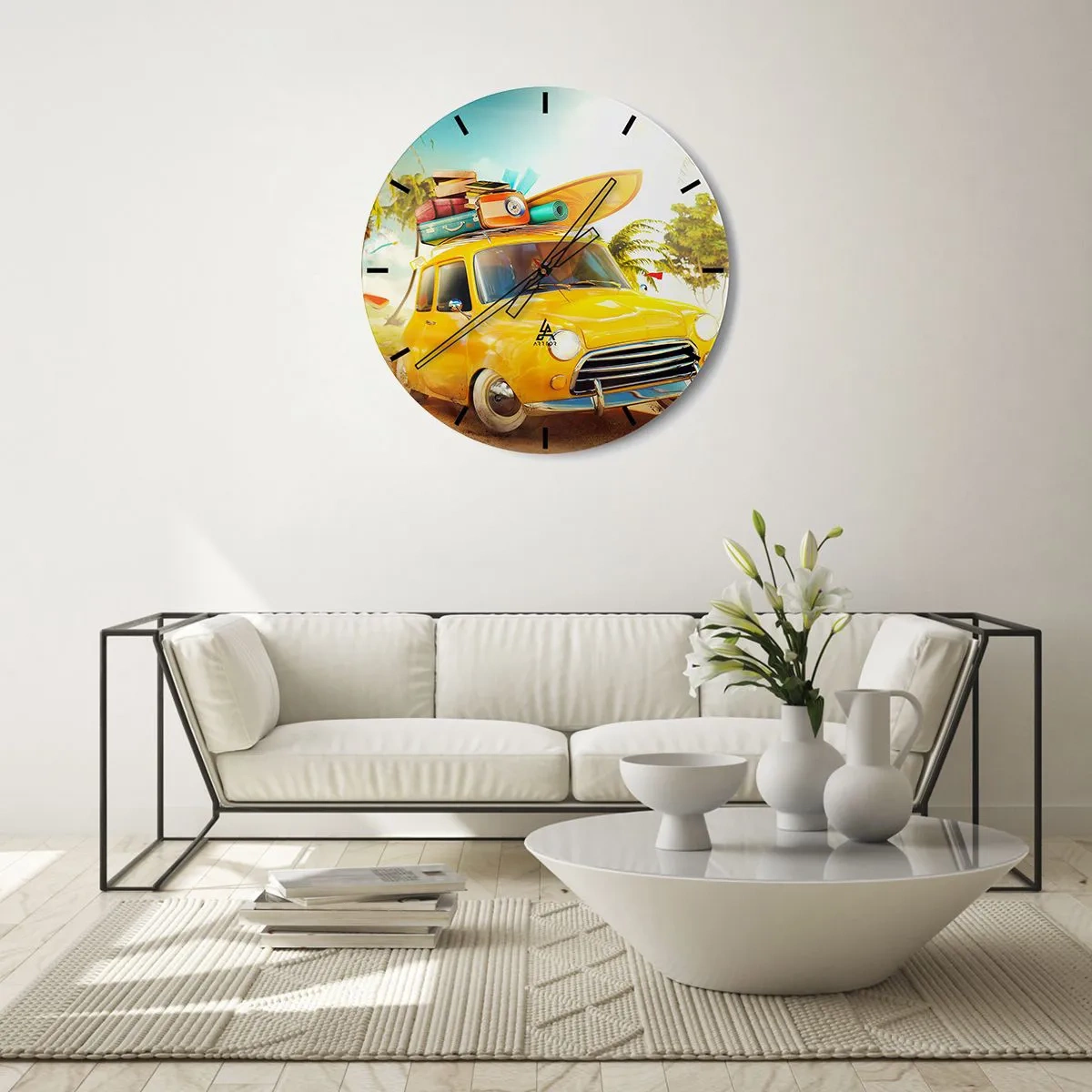Zegar ścienny - Żółty samochód z bagażem i deską surfingową - 30x30cm - Podróż po niejeden uśmiech - Nowoczesna dekoracja ścienna do salonu, kuchni i sypialni ARTTOR