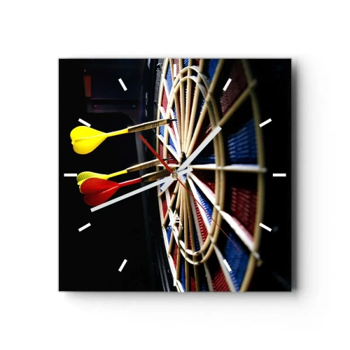 Zegar ścienny - Tarcza do darta z trafionymi lotkami na czarnym tle - 30x30cm - W samo sedno - Nowoczesna dekoracja ścienna do salonu i sypialni ARTTOR