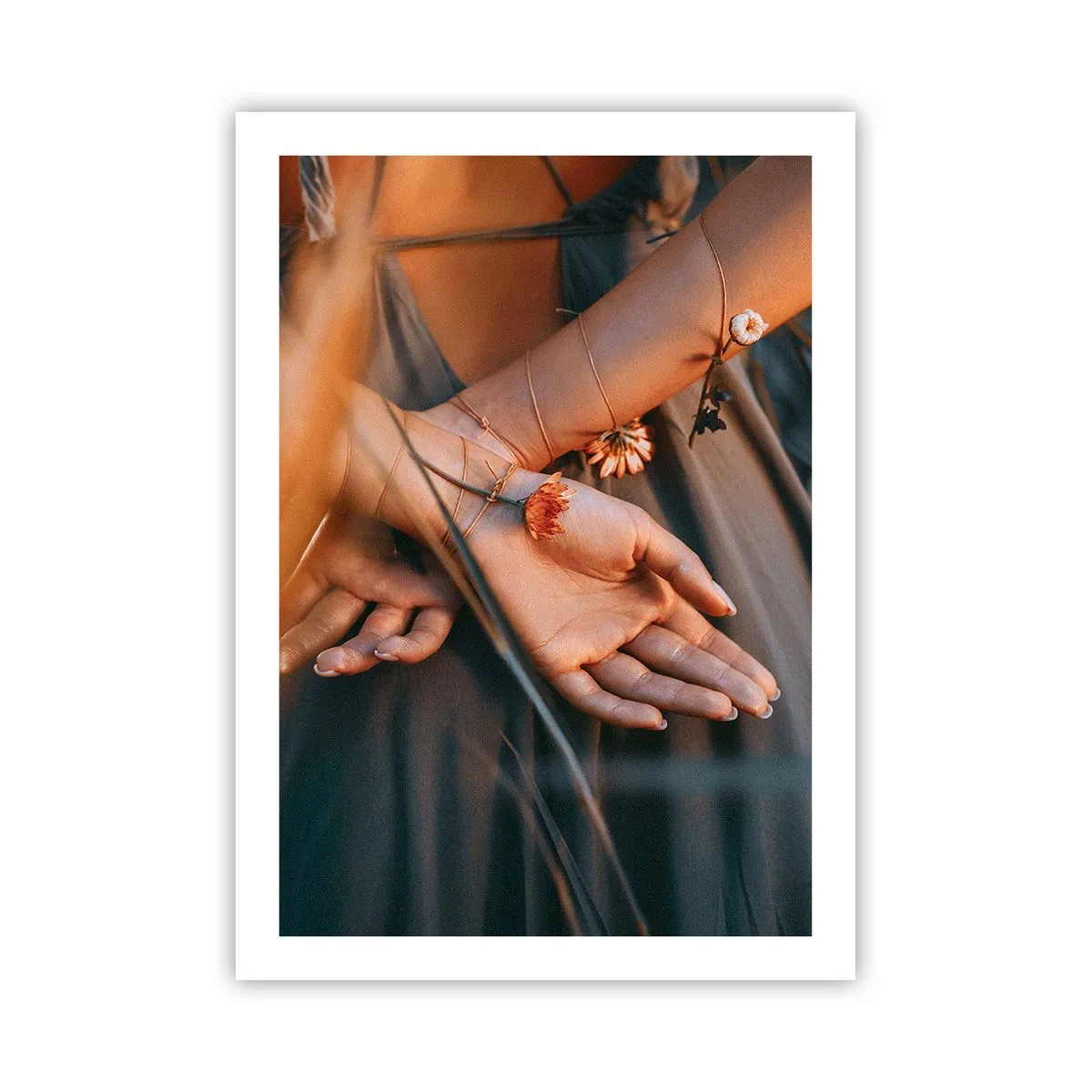 Plakat - Dłonie oplecione delikatnymi kwiatami w złotym świetle - 50x70cm - Związana z naturą - Nowoczesna dekoracja ścienna do salonu, kuchni i sypialni ARTTOR