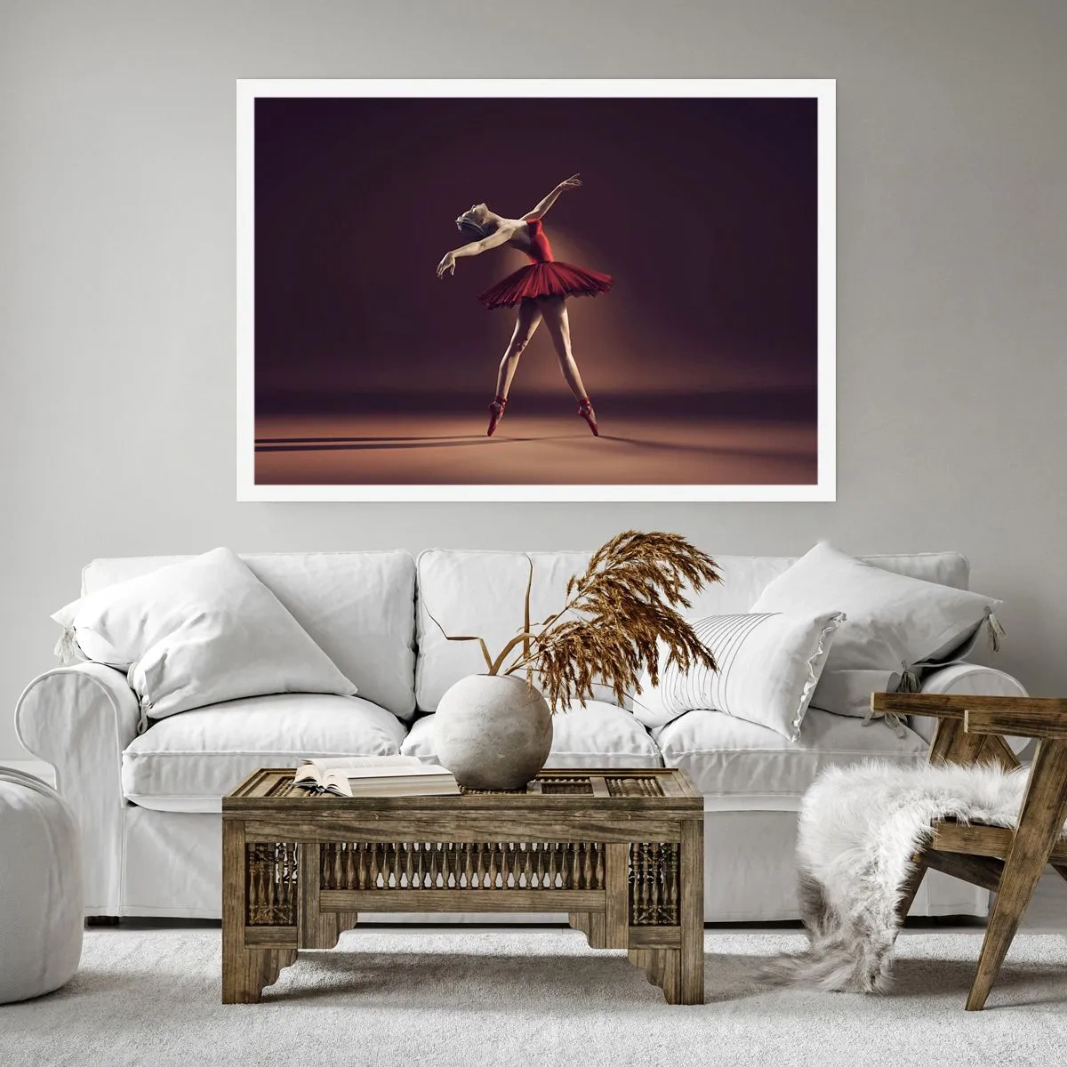 Plakat - Tancerka baletowa w czerwonej sukni na tle sceny - 100x70cm - Prima ballerina - Nowoczesna dekoracja ścienna do salonu i sypialni ARTTOR