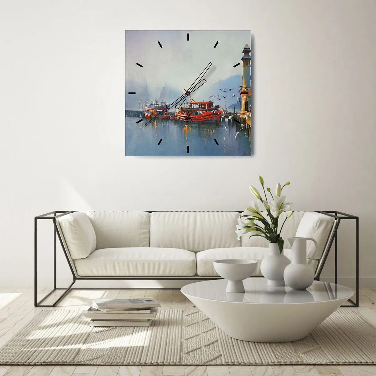 Zegar ścienny - Port z czerwonymi łodziami otoczony mglistym pejzażem - 30x30cm - Na końcu świata - Nowoczesna dekoracja ścienna do salonu i sypialni ARTTOR