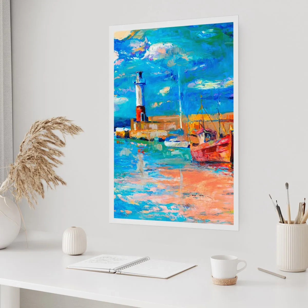 Plakat - Malowniczy port z latarnią morską i cumującymi łodziami - 50x70cm - Popołudnie w tęczowej zatoce - Nowoczesna dekoracja ścienna do salonu, kuchni i sypialni ARTTOR