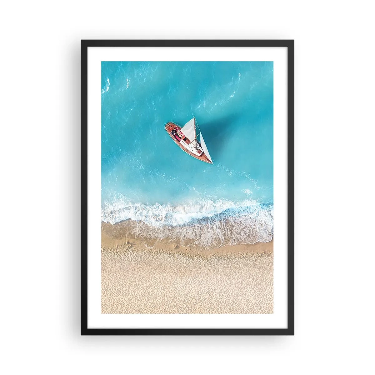 Plakat w czarnej ramie - Jacht na tle błękitnego morza przy wybrzeżu - 50x70cm - Na granicy błękitu i złota - Nowoczesna dekoracja ścienna do salonu i sypialni ARTTOR
